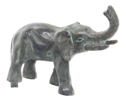 Brunnen in Form eines Elefanten, der aus dem Rüssel spritzt