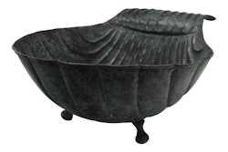 Skål i form av ett snäckskal på tre fötter som mäter 34 cm x 24 cm x 12 cm