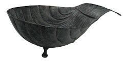 Skål i form av ett snäckskal på tre fötter som mäter 34 cm x 24 cm x 12 cm