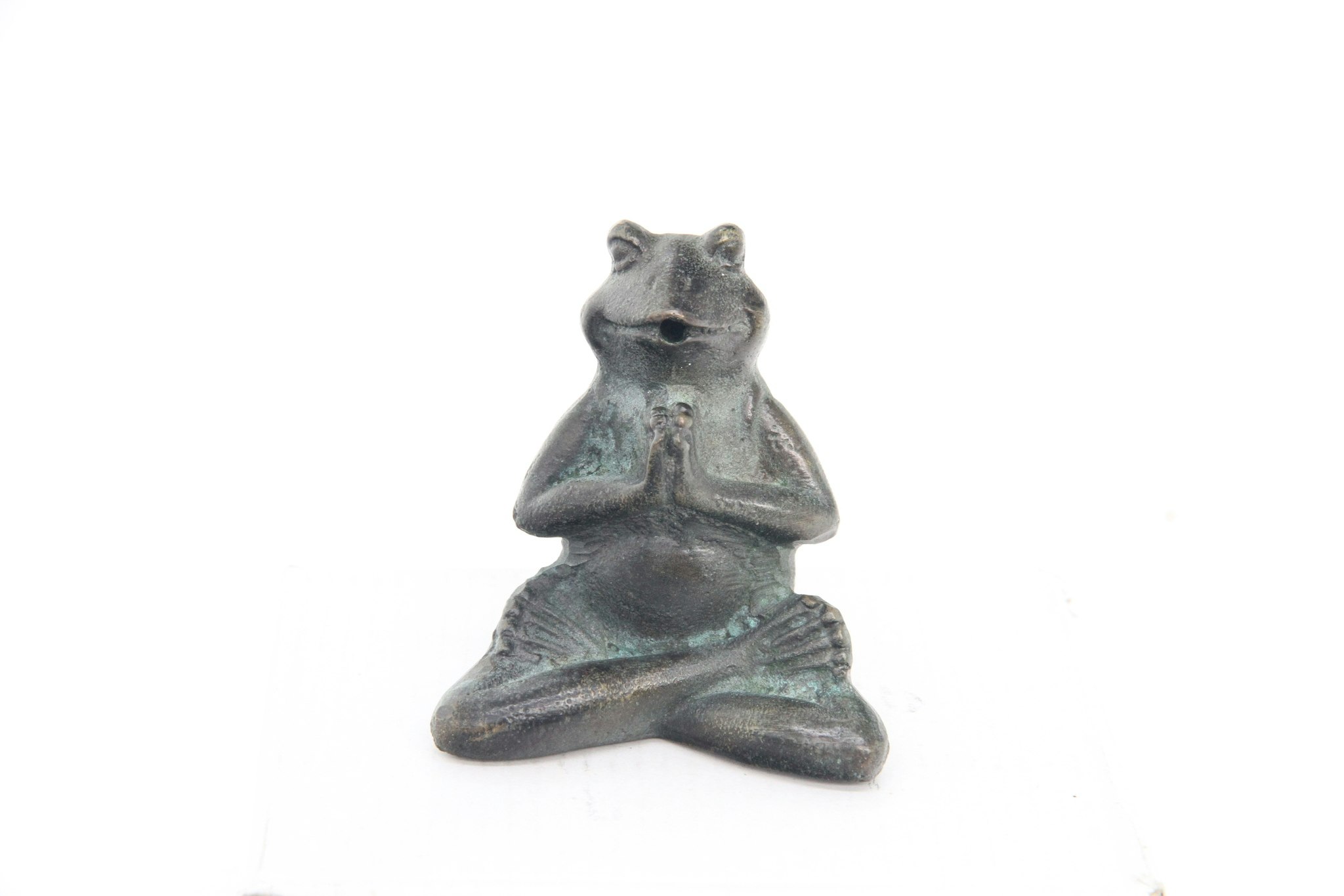 Sitzender Frosch als Springbrunnen in Yoga-Position, 6,5 cm hoch, aus Bronze