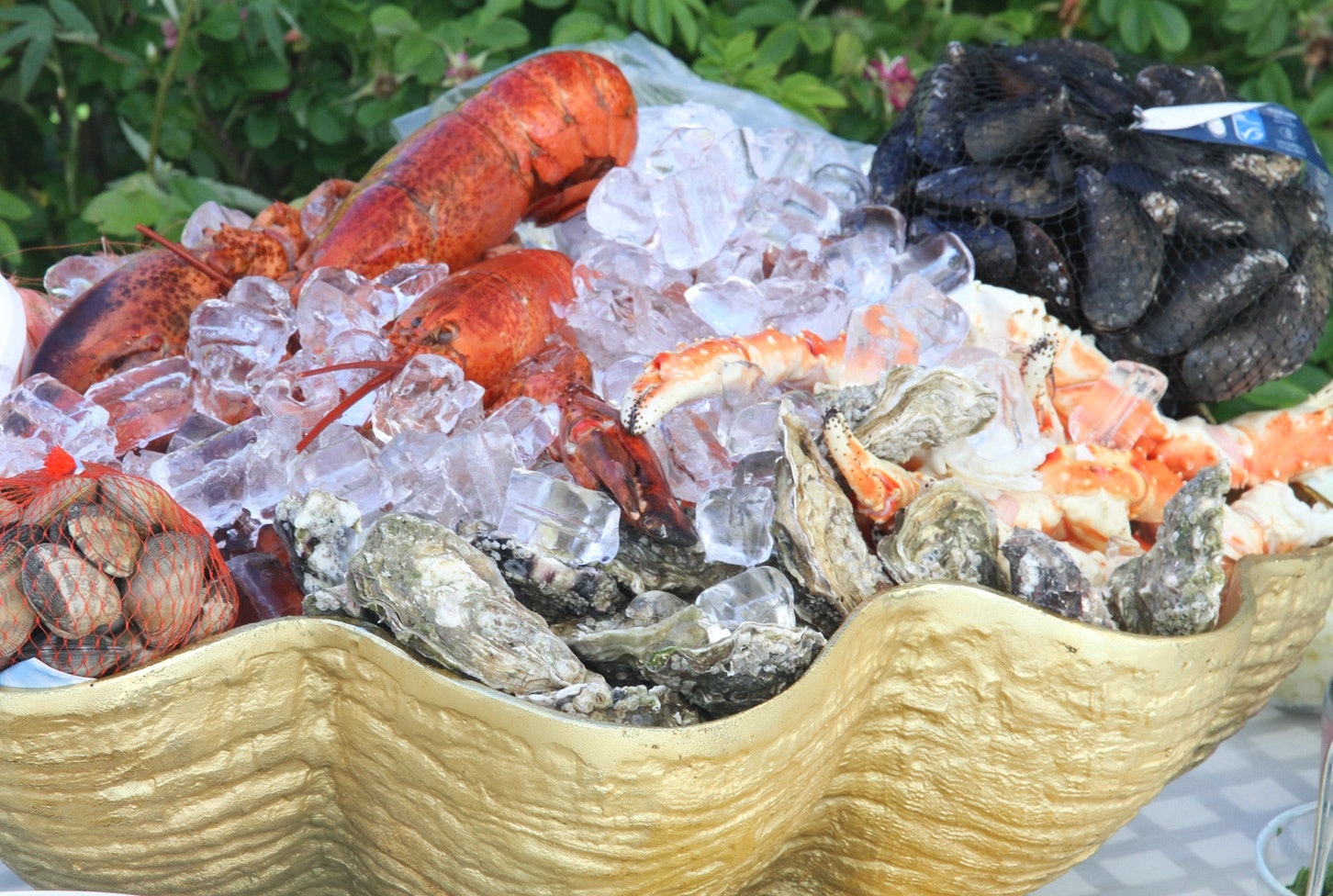 Champagne-/vinkylare och för skaldjursplatå, i form av större snäckskal, GULDPLÄTERAT
