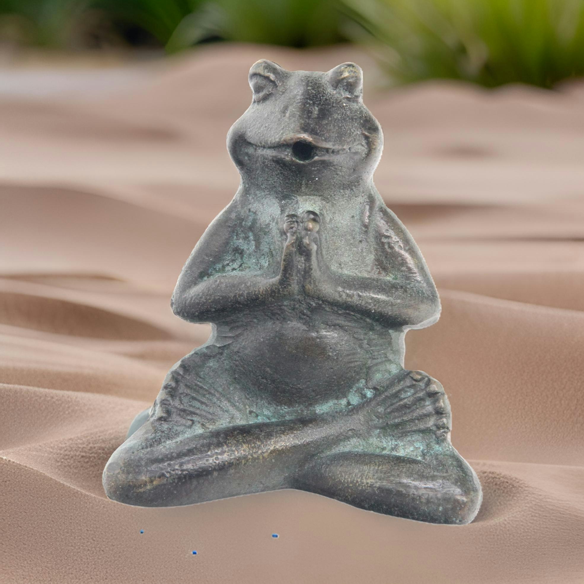 Sittande groda som fontän i yogaställning, 6,5 cm i höjd, gjord i brons