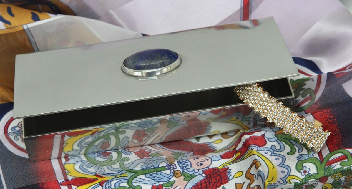 Skrin i tenn med lapis lazuli sten på locket, rektangulär, från Munka Tenn