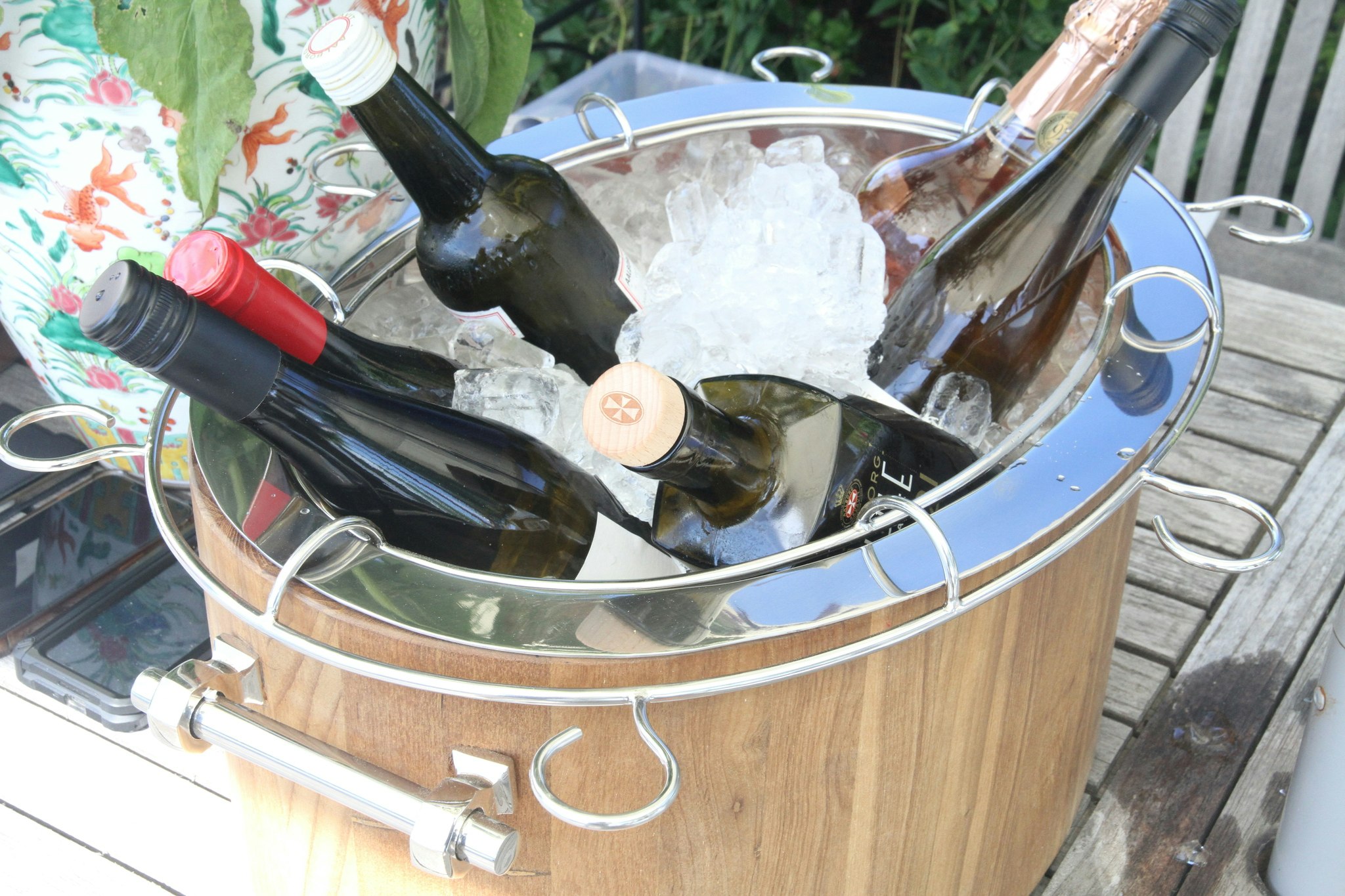 Champagne- och vinkylare, i teak och rostfritt stål, med hängare för glas, längd 51 cm, bredd 35 cm och höjd 25 cm