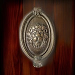Heurtoir de porte avec masque de lion en laiton vieilli