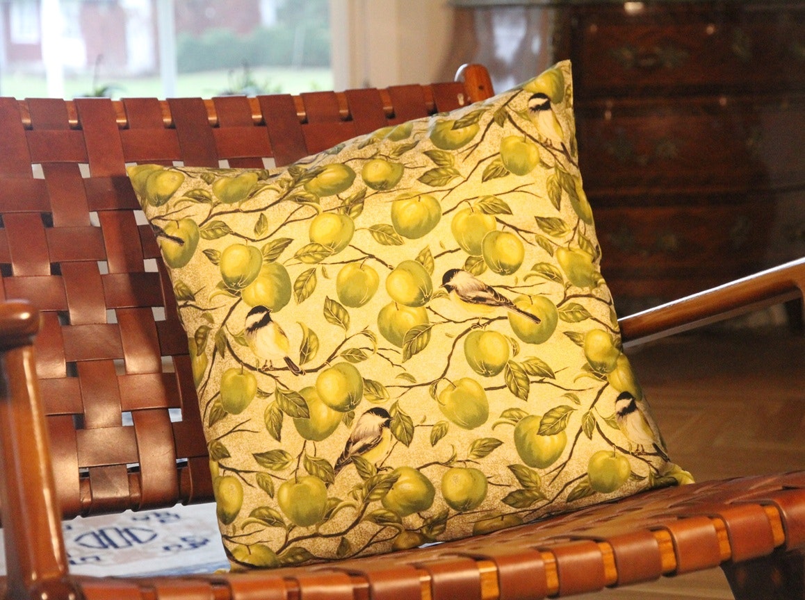 Pillow in French cotton fabric with tallow and green apples