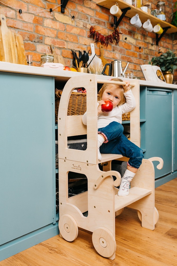 Kökspall för småbarn / bord och pall allt i ett