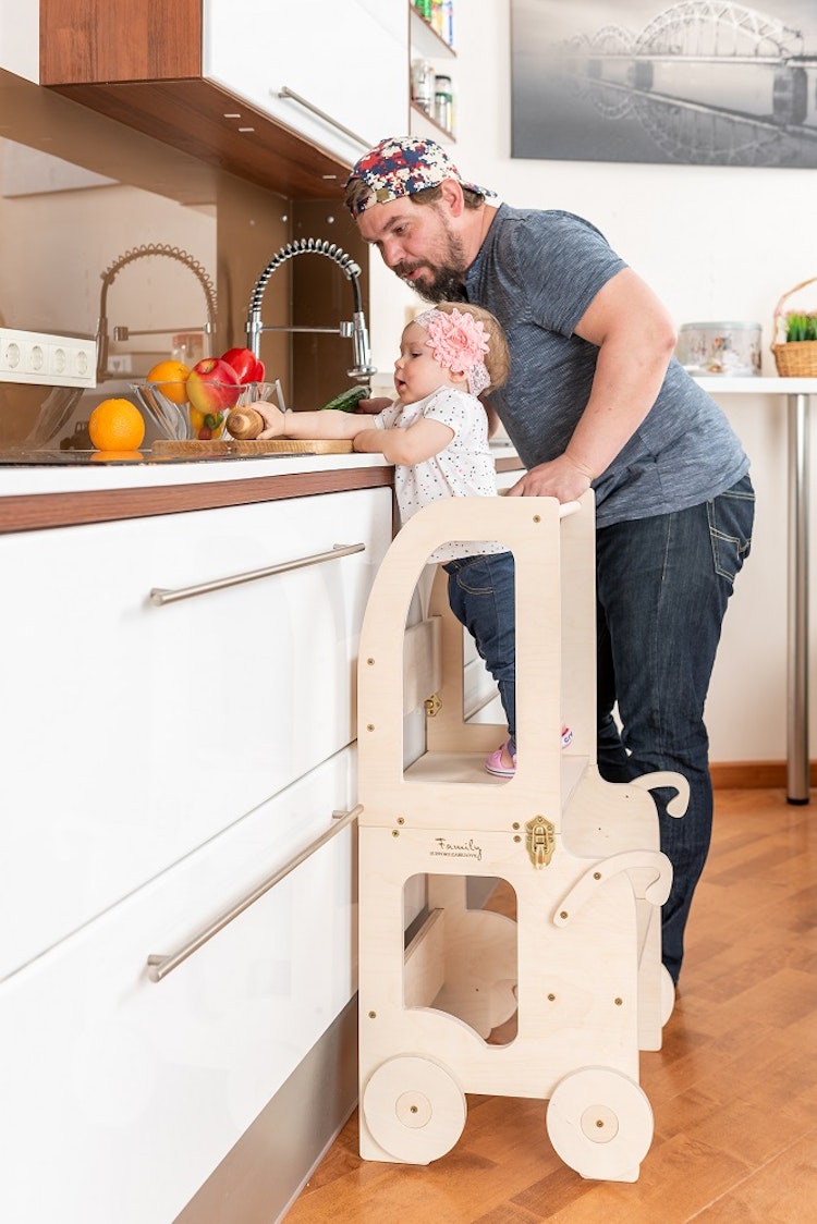 Kökspall för småbarn / bord och pall allt i ett