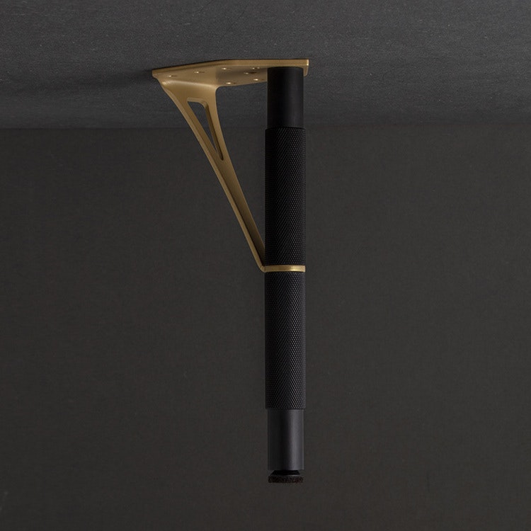 OUT STANDING Black/Gold