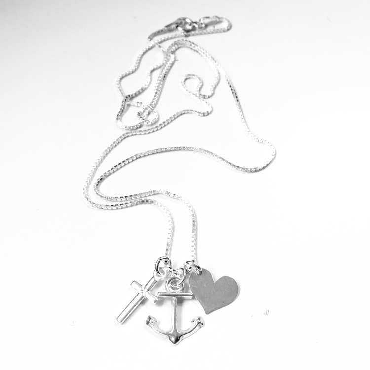 Halsband "Tro Hopp Kärlek" i silver