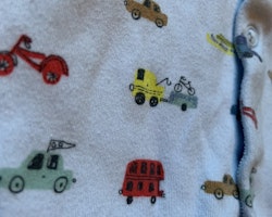 Ljusblå pyjamas med olika fordons tryck och fötter från Next stl 50