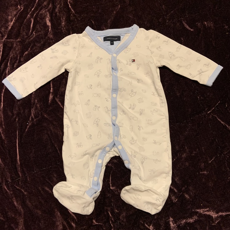 Vit och ljusblå pyjamas med mönster av babysaker som gunghäst, nalle etc från Tommy Hilfiger stl 56