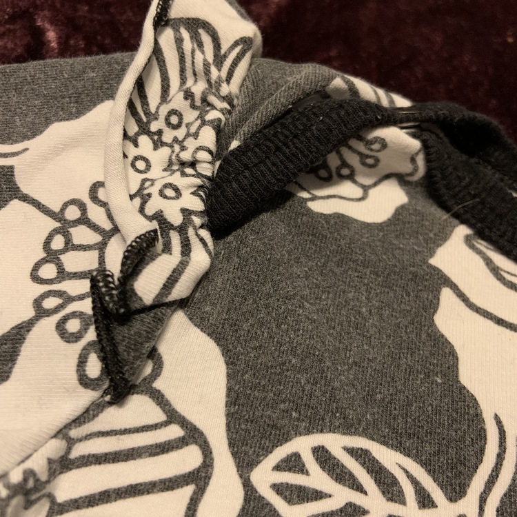 Jumpsuit med volanger i svart, vitt och mörkgrått med blomstermönster från Lindex stl 56