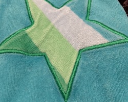 Färgglad jumpsuit med ränder och en stjärna från MeToo stl 56