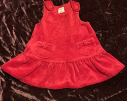 Röd ärmlös klänning med fickor och volangkjol från PoP stl 62