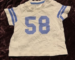 Set med vit t-shirt med blå detaljer och mörkblå shorts med vita kantband från HM str 62