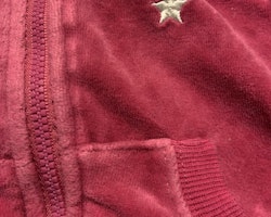 Mörkrosa tröja med dragkedja och en vit broderad stjärna från Lindex stl 62