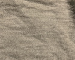 Ljusblå tröja med en val applikation och fickor från Lindex stl 62