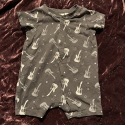 Mörkgrå kortärmad kortbent pyjamas med gitarr mönster från HM stl 62