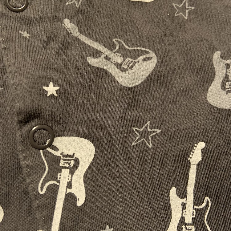 Mörkgrå kortärmad kortbent pyjamas med gitarr mönster från HM stl 62