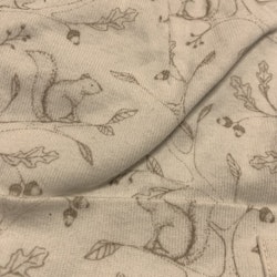Vit mössa med skogs djurs mönster i grå beige från Newbie stl 4-6 mån