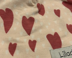 Ljusrosa mössa med vita och rosa hjärtan från Lilladu Design stl 0-2 mån
