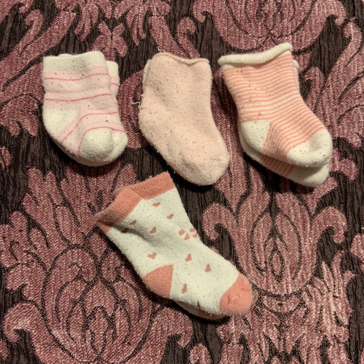 Fyra par strumpor i rosa och vitt stl 10-13