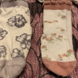 Tre par strumpor i rosa, vitt och lila med halkskydd stl 10-14