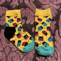 Ett par färgglada strumpor med nyckelpigor från Happy Socks stl 16-18