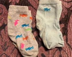 Två par strumpor i grått och ljusblått med haj mönster stl 13-15