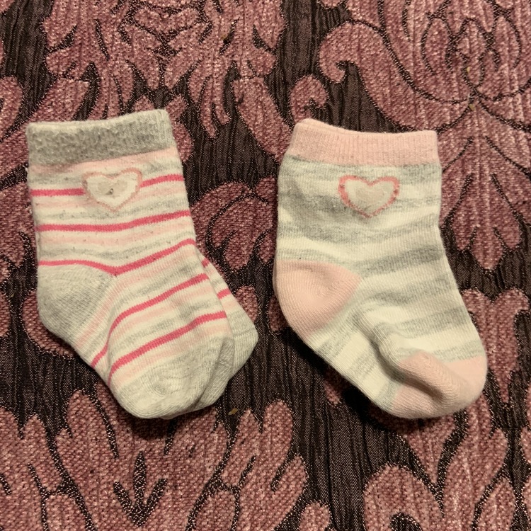 Två par strumpor i vitt, grått och rosa med hjärtan stl 13-15