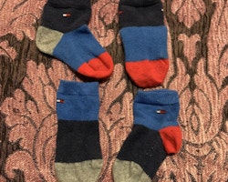 Två par strumpor i rött, blått och grått från Tommy Hilfiger stl 15-18