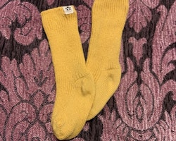 Ett par gula ull strumpor från Mini Rodini stl 13-15