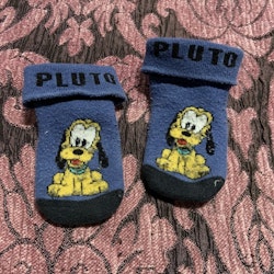 Ett par blå strumpor från Disney med Pluto stl 13-15