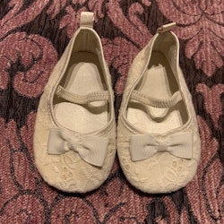 Vita spets skor med rosetter stl 18-19