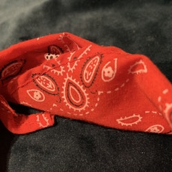 Röd bandana med mönster i vitt och svart
