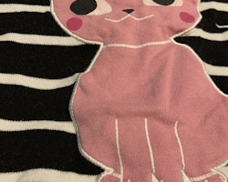 Svart tunika med vita ränder och rosa katt applikation samt rosa byxor med volanger och rosa och vita hjärtan från Pytteliten stl 68