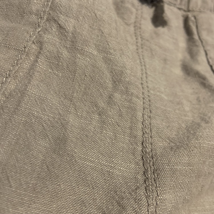 Brun t-shirt med färgglatt text tryck och grå tunna byxor som kan vikas till shorts från HM stl 68