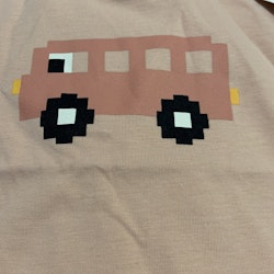 Ljusrosa t-shirt med tryck av en rosa buss från PoP stl 68