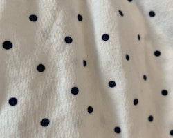 Vit kortärmad klänning med mörkblå prickar, rosett och inbyggd body från HM stl 62