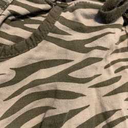 Grå och gröna tiger randiga byxor från Lindex stl 68