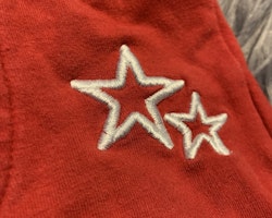 Röda byxor med broderade vita stjärnor från My wear stl 68