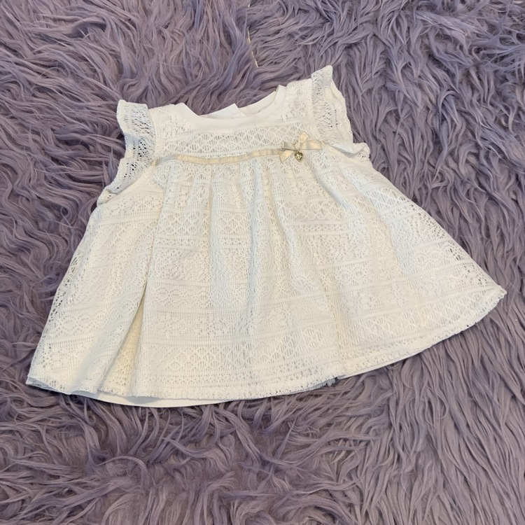 Underbar cremefärgad ärmlös spetsklänning med glitter, sidenband och vackra knappar från Max Studio baby stl 68