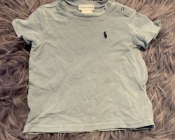 Ljusblå melerad stickad t-shirt med mörkblått märke från Ralph Lauren stl 68
