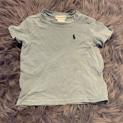 Ljusblå melerad stickad t-shirt med mörkblått märke från Ralph Lauren stl 68