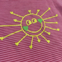 Rosa body med röda ränder, flerfärgade kantband och en sol i gult och grönt stl 68