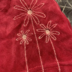 Rosa hängselklänning med broderade blommor från Petter & Kajsa stl 68