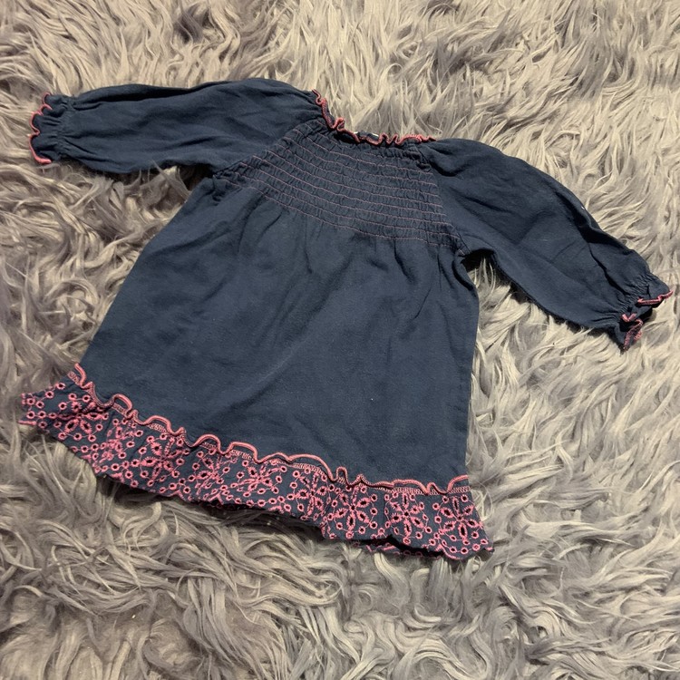 Mörkblå klänning med rosa detaljer inkl. hålbroderier från Lindex stl 68