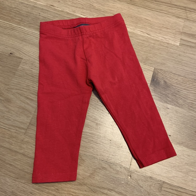 4 delat paket med körsbärstema i mörkblått, vitt och rött med två tröjor och två par leggings från Primark stl 74