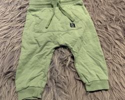 Gröna byxor med stor ficka från Kaxs stl 74
